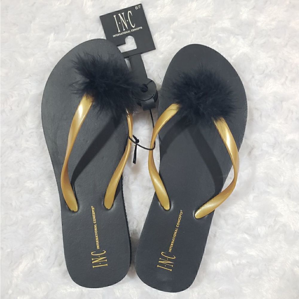 International Concepts size 6/7 black and gold flip flops with feather pom